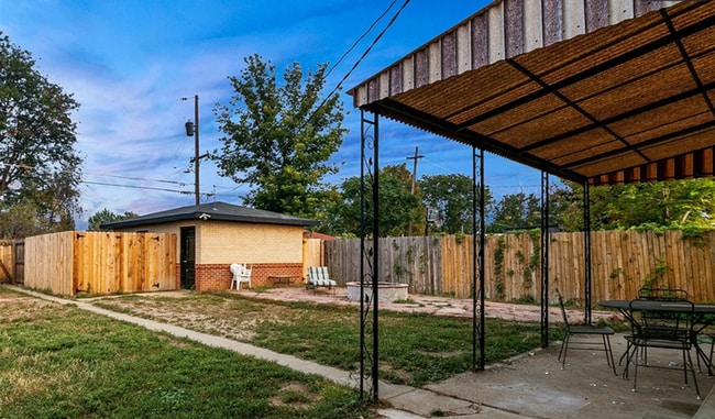 Building Photo - Furnished 3 bedroom 1 bathroom apartment