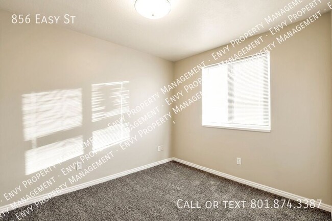 Building Photo - Spacious 3 Bed - 2 Bath - Pet Friendly - 2...