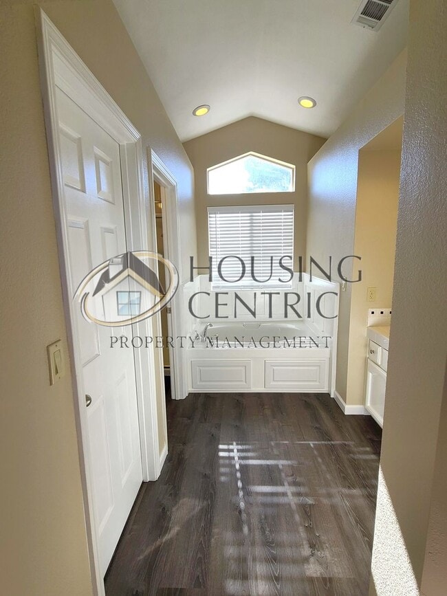 Building Photo - Executive Folsom Rental EXCELLENT Location and a POOL!