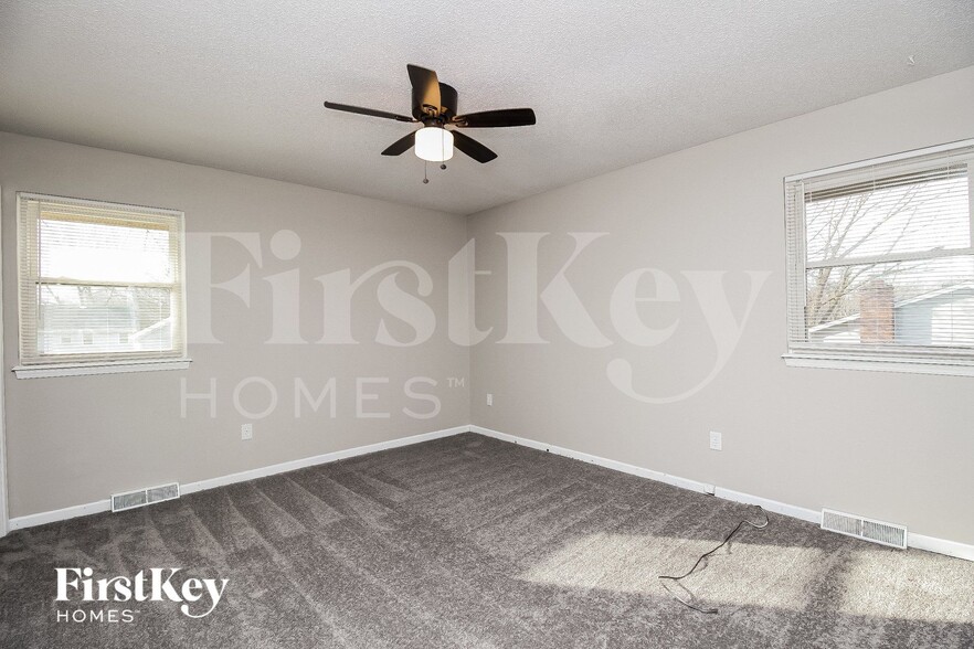 Building Photo - 707 NE 113 St