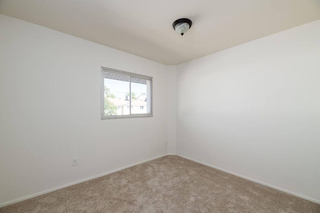Large bedrooms - 1626 W Campbell Ave