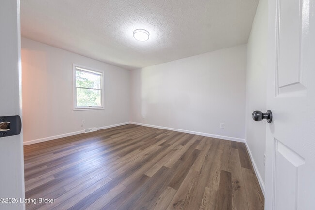 Building Photo - 309 E 6th St