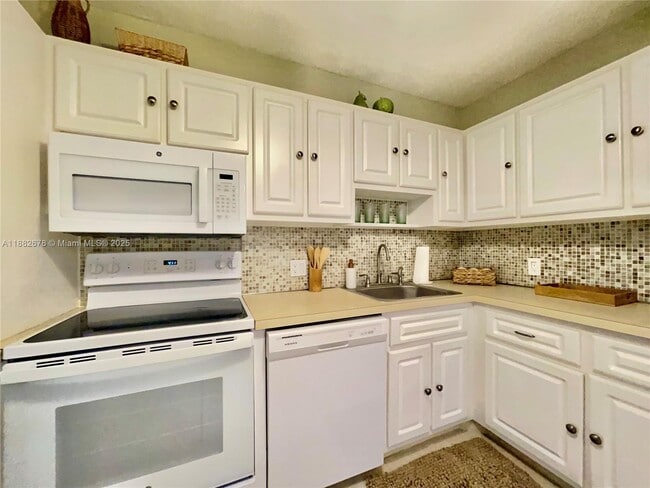 Building Photo - 2950 N Palm Aire Dr