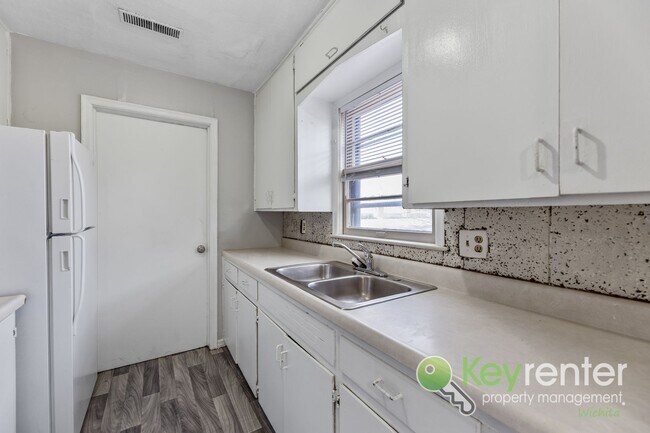 Building Photo - Cute 3 bedroom house near shopping, restaurants, and WSU