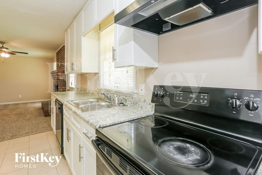 Building Photo - 1348 Yates Ave