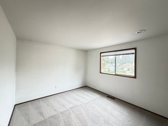 Building Photo - Saratoga Reach Beauty: Updated 4BR Home with Deck, Fireplace & Prime Mukilteo Location