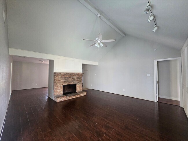 Building Photo - 1818 Pine Hollow Dr