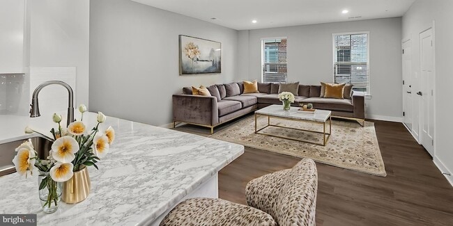 Building Photo - 2542 -A Verona Pl