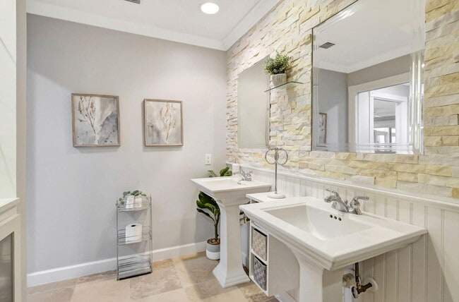 Building Photo - 11361 SW Pembroke Dr