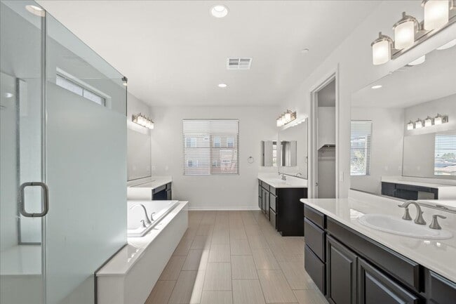 Building Photo - Fabulous Home with NexGen Sutie!