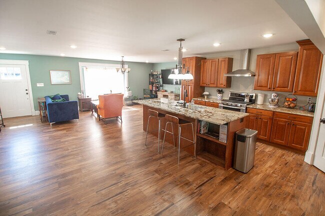 Building Photo - 3104 Oak Lawn Dr