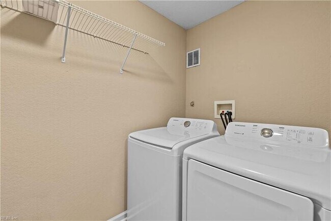 Building Photo - 6423 Dove St