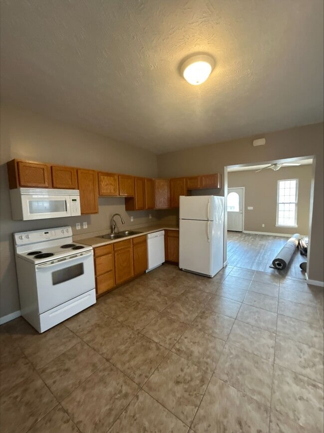 Building Photo - Large 3 Bedroom Townhome Available For Short-Term Lease! Brand New Flooring and Paint!