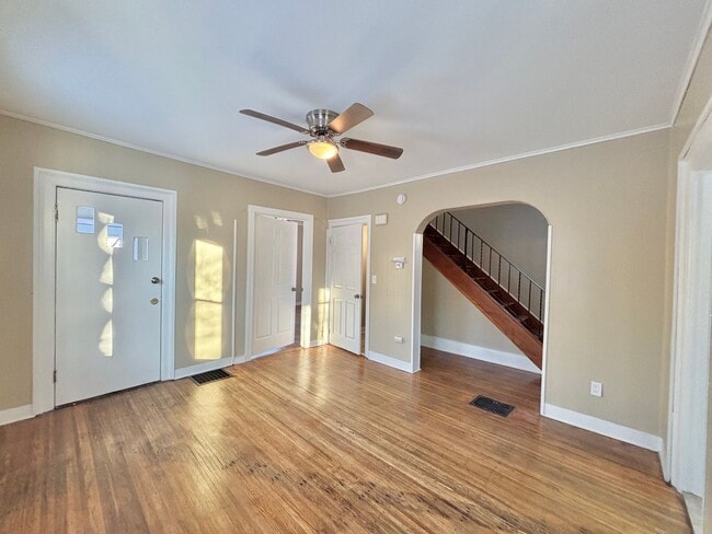 Building Photo - Spacious 4bd Home | 1st Floor Laundry Room | Hardwood Floors