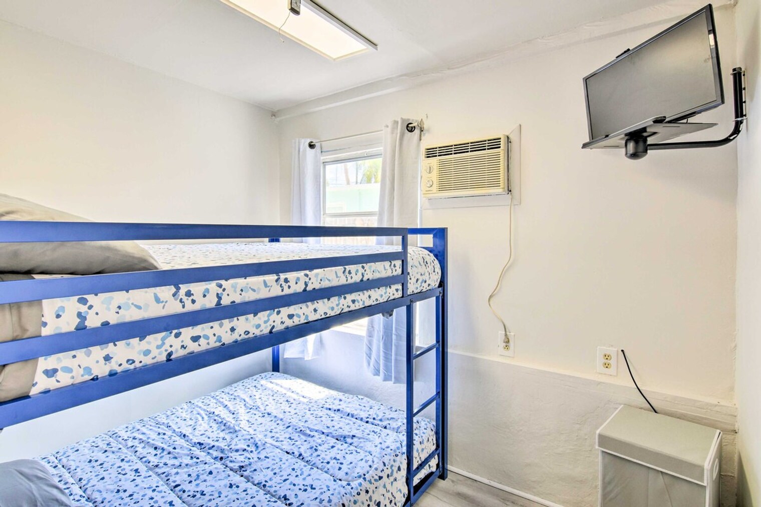 Building Photo - 134 1st Ct