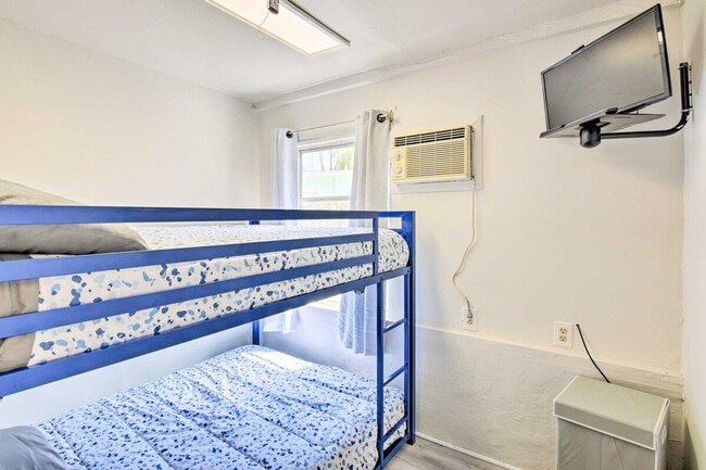 Building Photo - 134 1st Ct