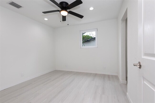 Building Photo - 713 SW 4th Ct