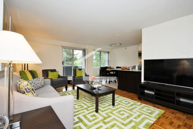 Building Photo - 2-Bed/1.5 Bath Apt in Pet-Friendly Complex; Pet Friendly! Ideal Location in Brookline