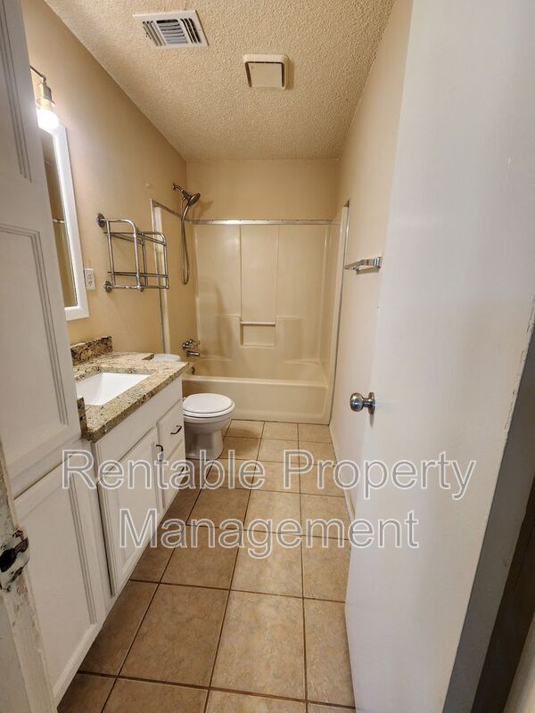 Building Photo - 927 Meadowlark Cir