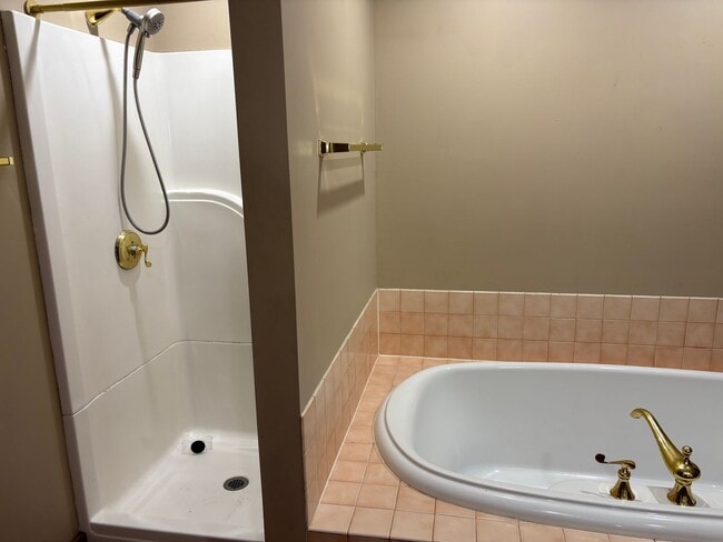 Building Photo - Large 4 bedroom Home for Rent