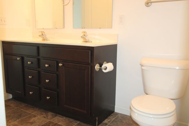Building Photo - 4 bed/3 bath Split-foyer. Great Location!