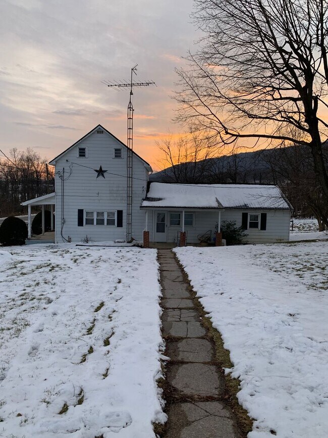 Building Photo - Multi-level 3-bedroom, 1-bath single-family home