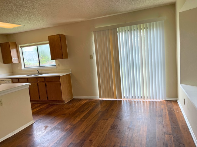 Building Photo - Charming 3 Bedroom Home with Fireplace in Meadow Brook Converse
