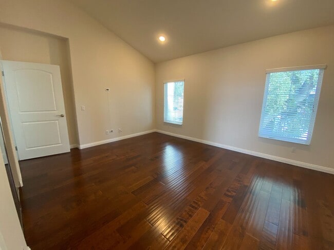 Building Photo - Beautiful Four Bedroom Townhouse in Pasadena