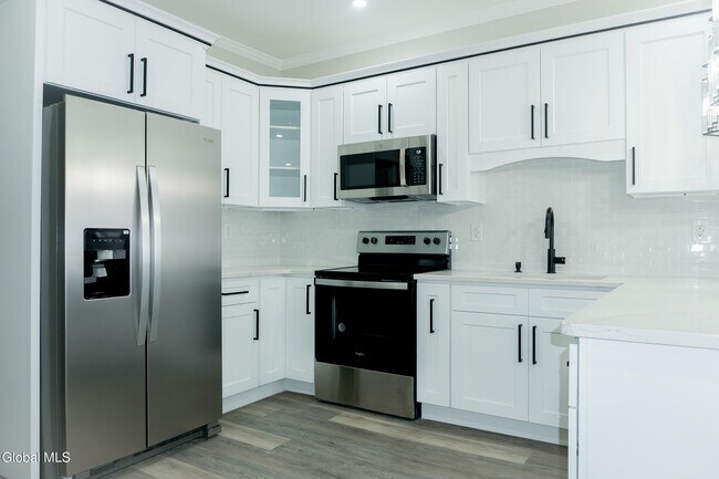 Building Photo - 418 3rd St
