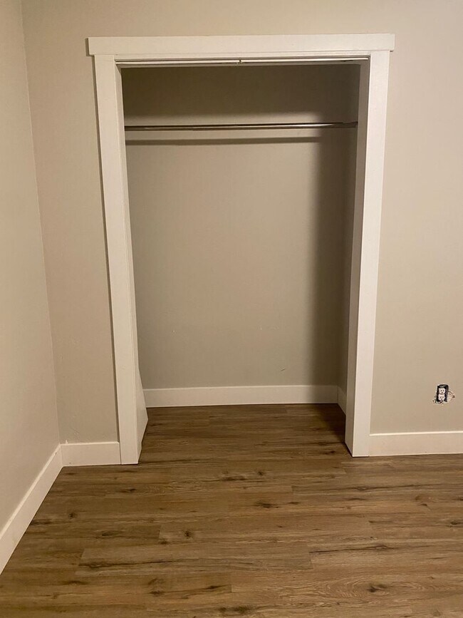 Building Photo - Victor Basement apartment