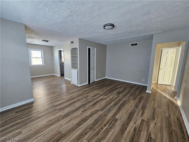 Building Photo - 2450 Greenvale Rd