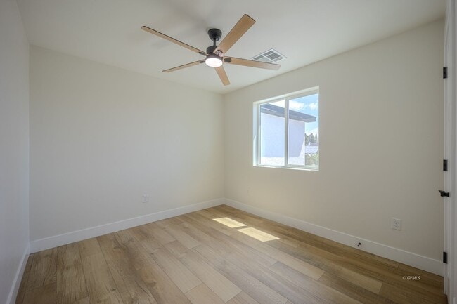 Building Photo - 818 W 7th St