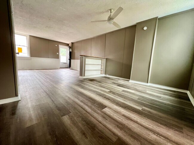 Building Photo - Stunning 4-Bedroom Townhome in Brookhaven! Available mid-September!