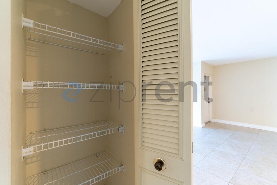 Building Photo - Unit D1