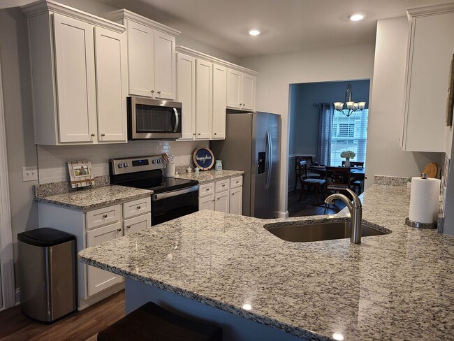 Building Photo - 4 Bed, 2.5 Bath located in Mimosa Bay Comm...
