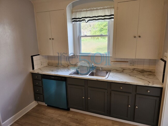 Building Photo - *Coming Soon* Great Hillcrest Find!  2Bedrooms & 1 Bathroom Pefect for UAMS Student(s)