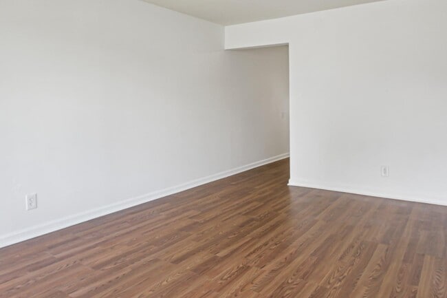 Building Photo - 301 Sheridan Dr