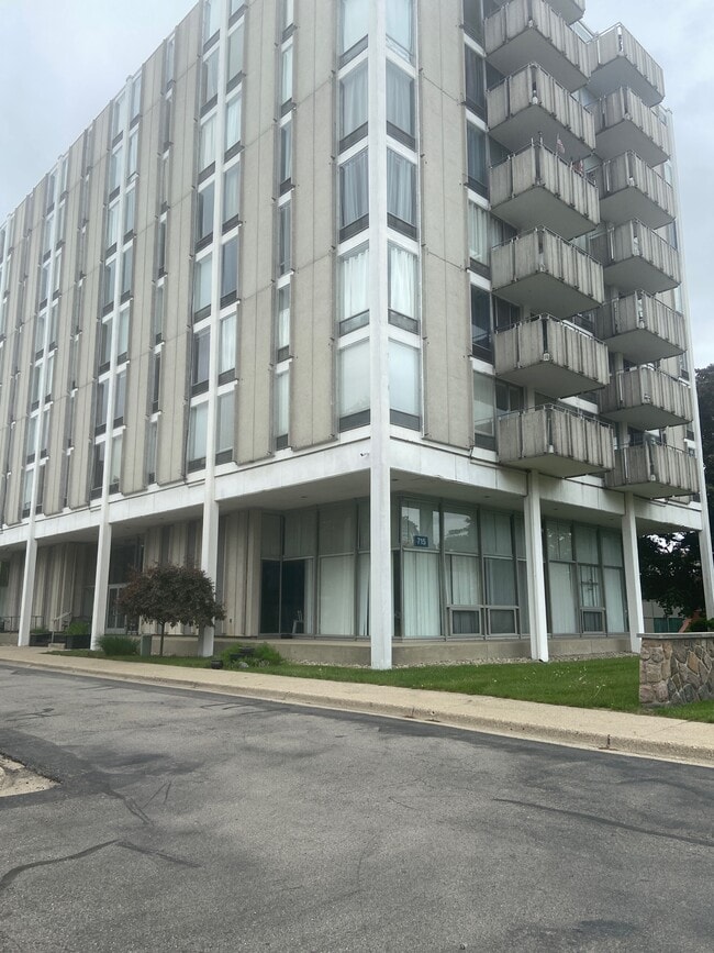 Primary Photo - 715 W Michigan Ave