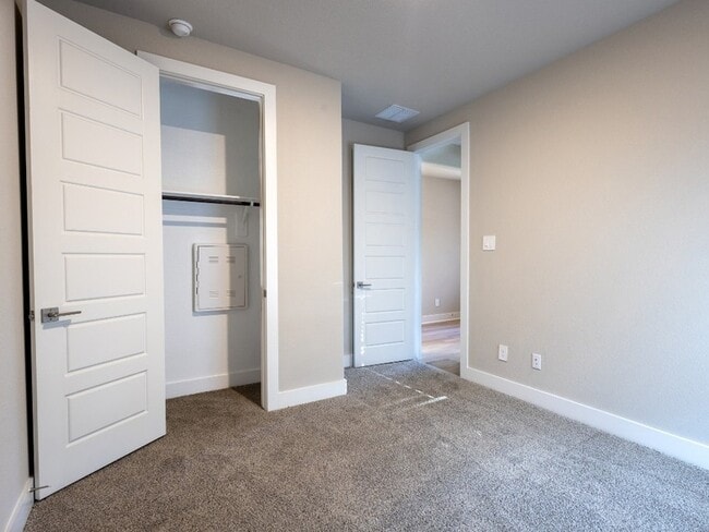 Building Photo - 2010 Bluff Oak Ct