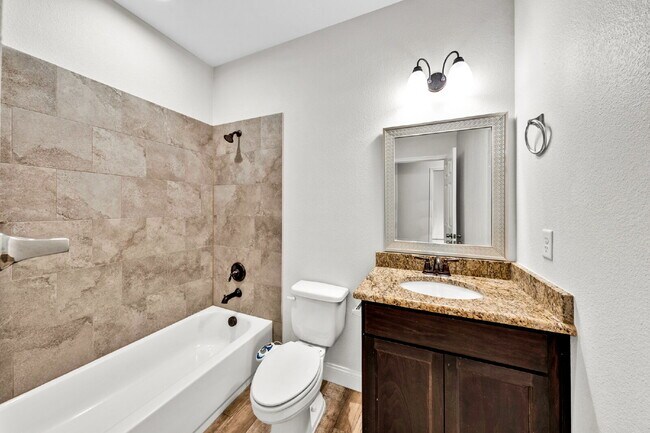 Building Photo - "Charming 3-Bed, 2-Bath Greenville Home with Elegant Granite Countertops!"