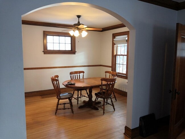 Building Photo - AVAILABLE AUGUST -  3 BED 2 BATH