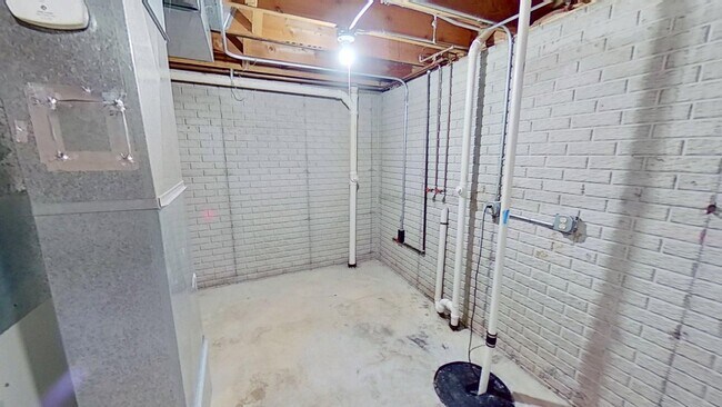 Building Photo - Duplex with two large bedrooms, walk in closet, 1.5 bath, full basement, lawn and snow removal in...