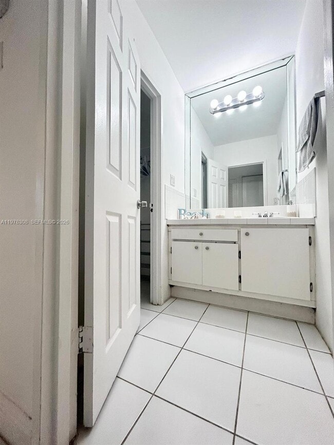 Building Photo - 100 Lincoln Rd