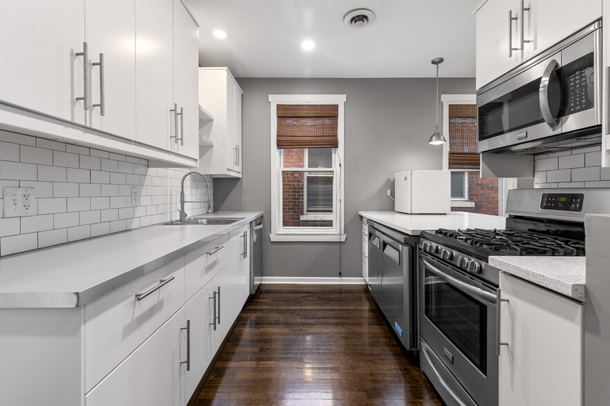 Building Photo - 310 Hendrie St