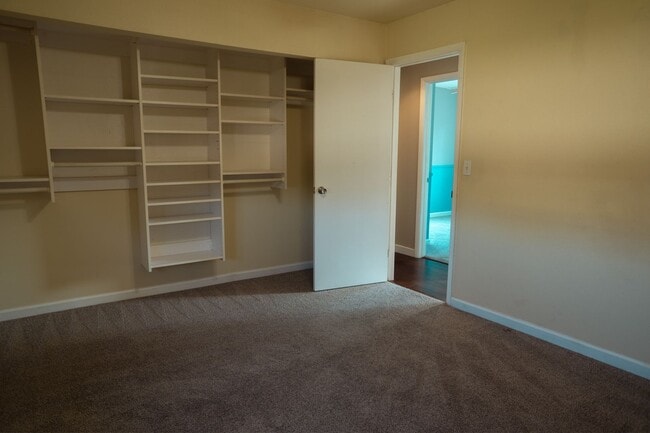 Building Photo - Gorgeous Family Home on Cul-de-Sac