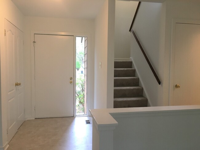 Building Photo - Spacious 4 Bedroom House in Beautiful Colu...