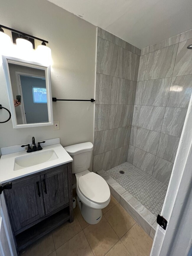 Building Photo - Darling Updated 4 Bed 2 Bath Orange Home