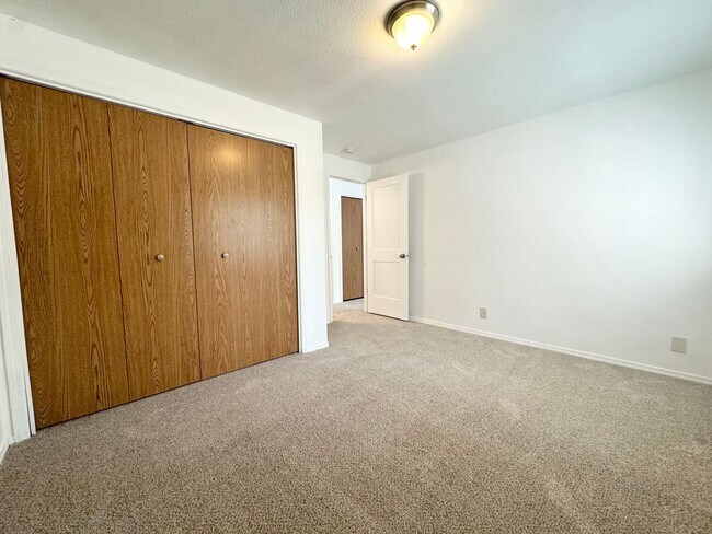 Building Photo - 2bd/1b Apartment, Boise Bench-Close to Eve...