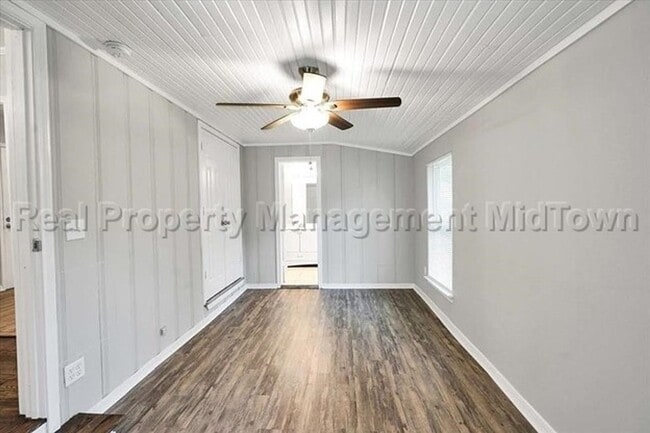 Building Photo - 6400 Greenway Rd