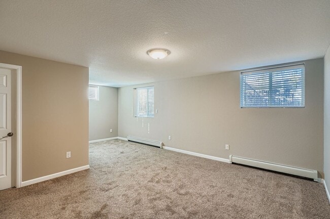 Building Photo - 4 Bed 2.5 Bath Duplex with Private Fenced ...